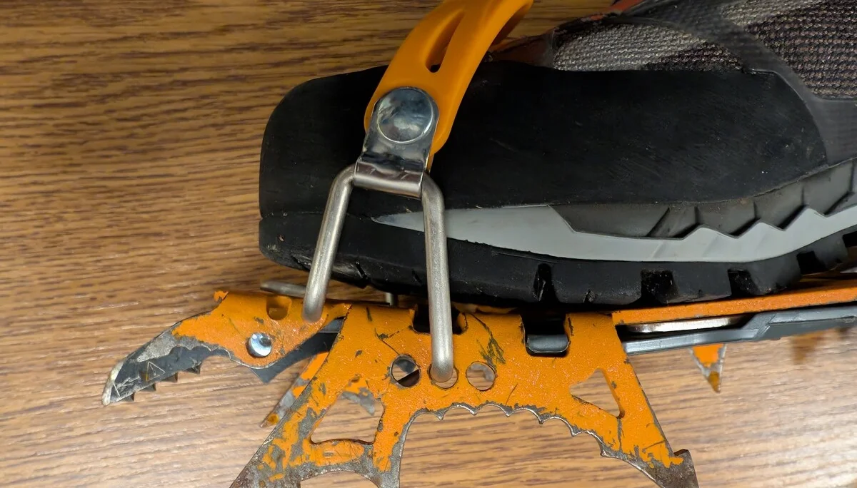 EK Eiskletterkurs Eispark Osttirol | © DAV Gangkofen/Martin Götz - Eiskletterkurs - Anpassen der Steigeisen