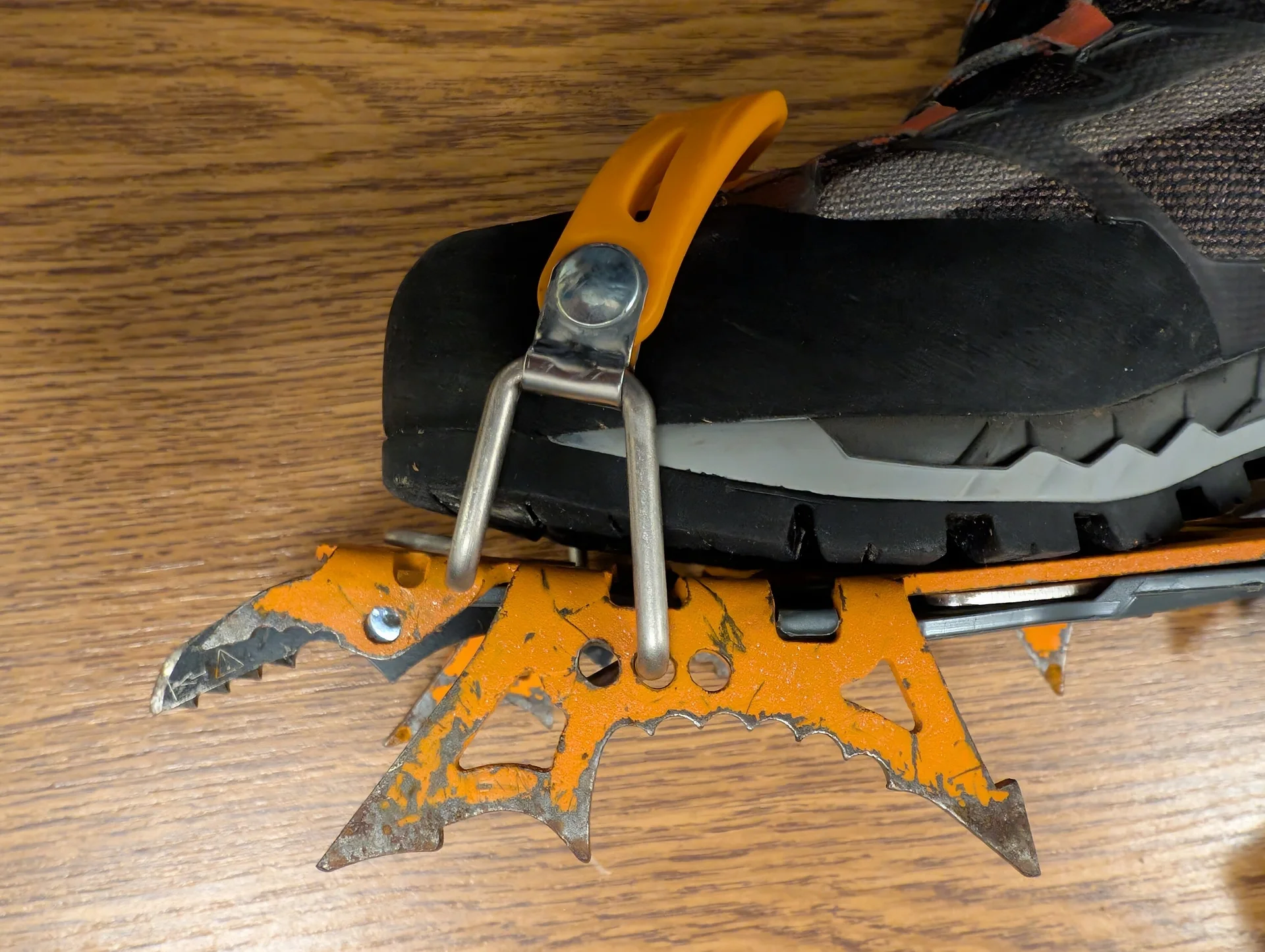 EK Eiskletterkurs Eispark Osttirol | © DAV Gangkofen/Martin Götz - Eiskletterkurs - Anpassen der Steigeisen