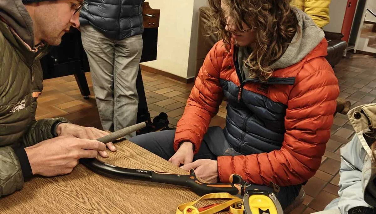 EK Eiskletterkurs Eispark Osttirol | © DAV Gangkofen/Leon Sendlinger - Eiskletterkurs - Schärfen der Steigeisen