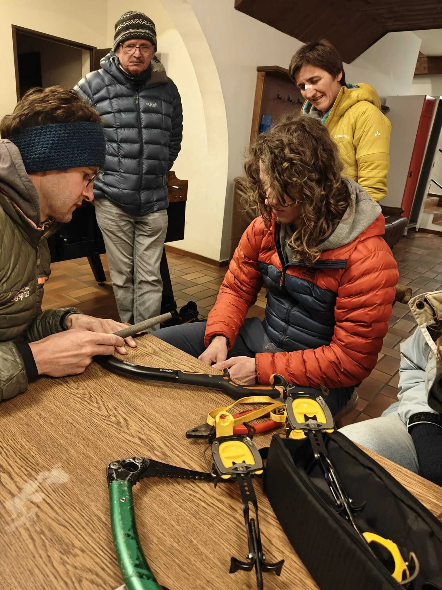 EK Eiskletterkurs Eispark Osttirol | © DAV Gangkofen/Leon Sendlinger - Eiskletterkurs - Schärfen der Steigeisen