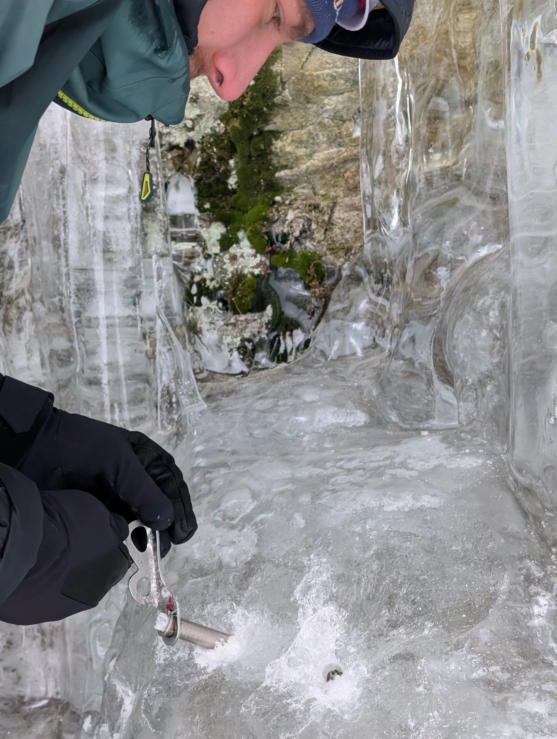 EK Eiskletterkurs Eispark Osttirol | © DAV Gangkofen/Martin Götz - Eiskletterkurs - Erstellen einer Abalakov-Eisuhr