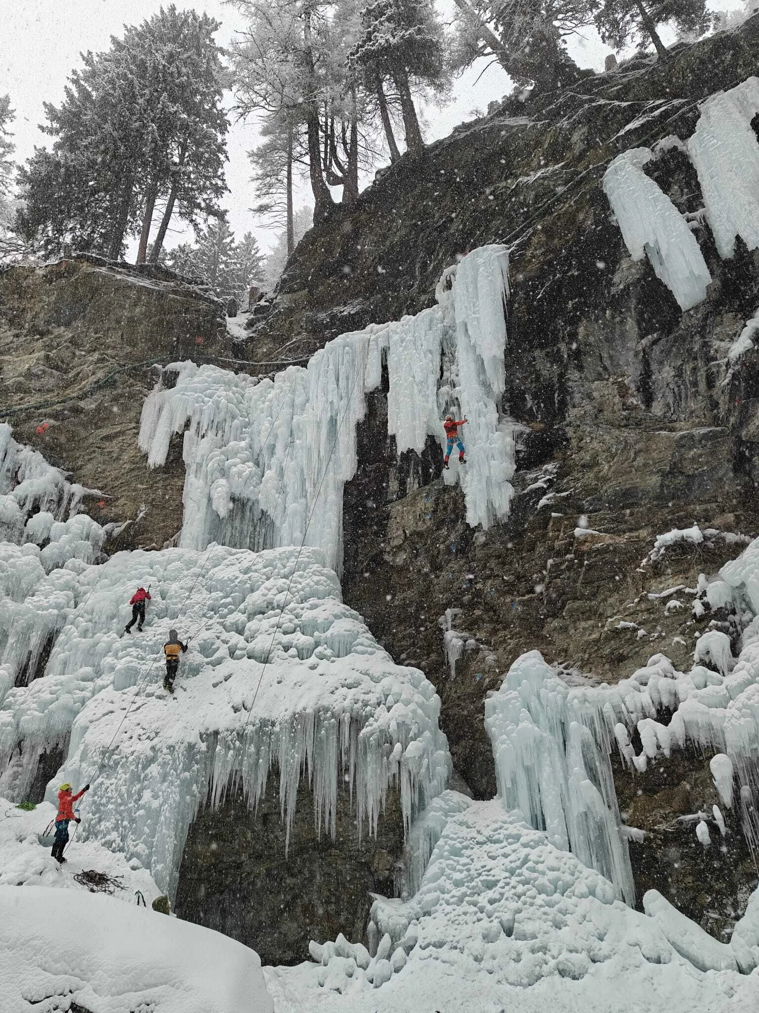 EK Eiskletterkurs Eispark Osttirol | © DAV Gangkofen/Leon Sendlinger - Eiskletterkurs - Mixed Routen