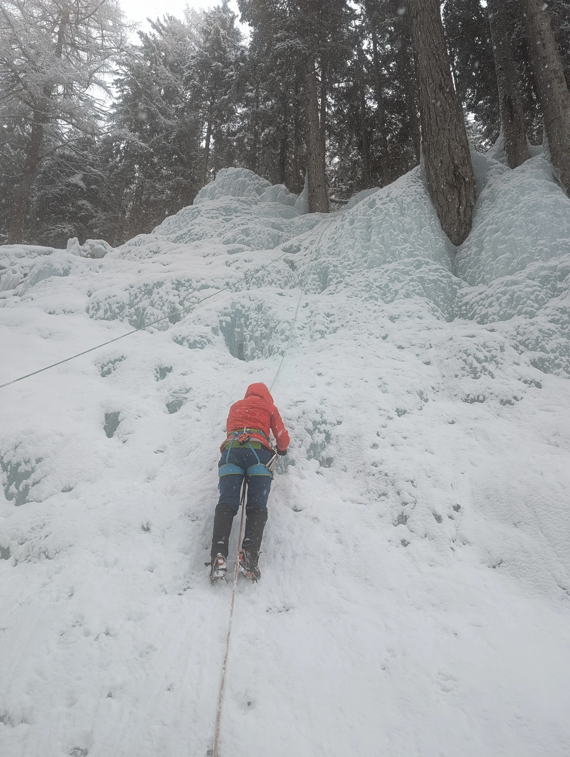 EK Eiskletterkurs Eispark Osttirol | © DAV Gangkofen/Martin Götz - Eiskletterkurs - Monika im gesicherten Vorstieg