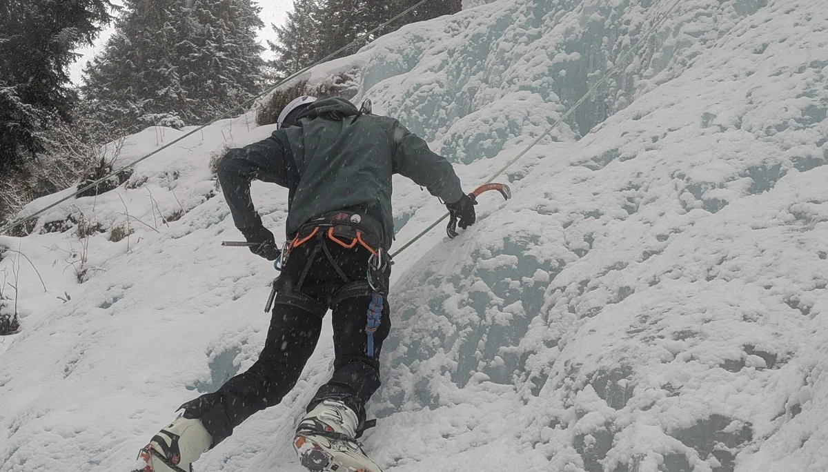 EK Eiskletterkurs Eispark Osttirol | © DAV Gangkofen/Martin Götz - Eiskletterkurs - Leon beim Setzen von Eisschrauben