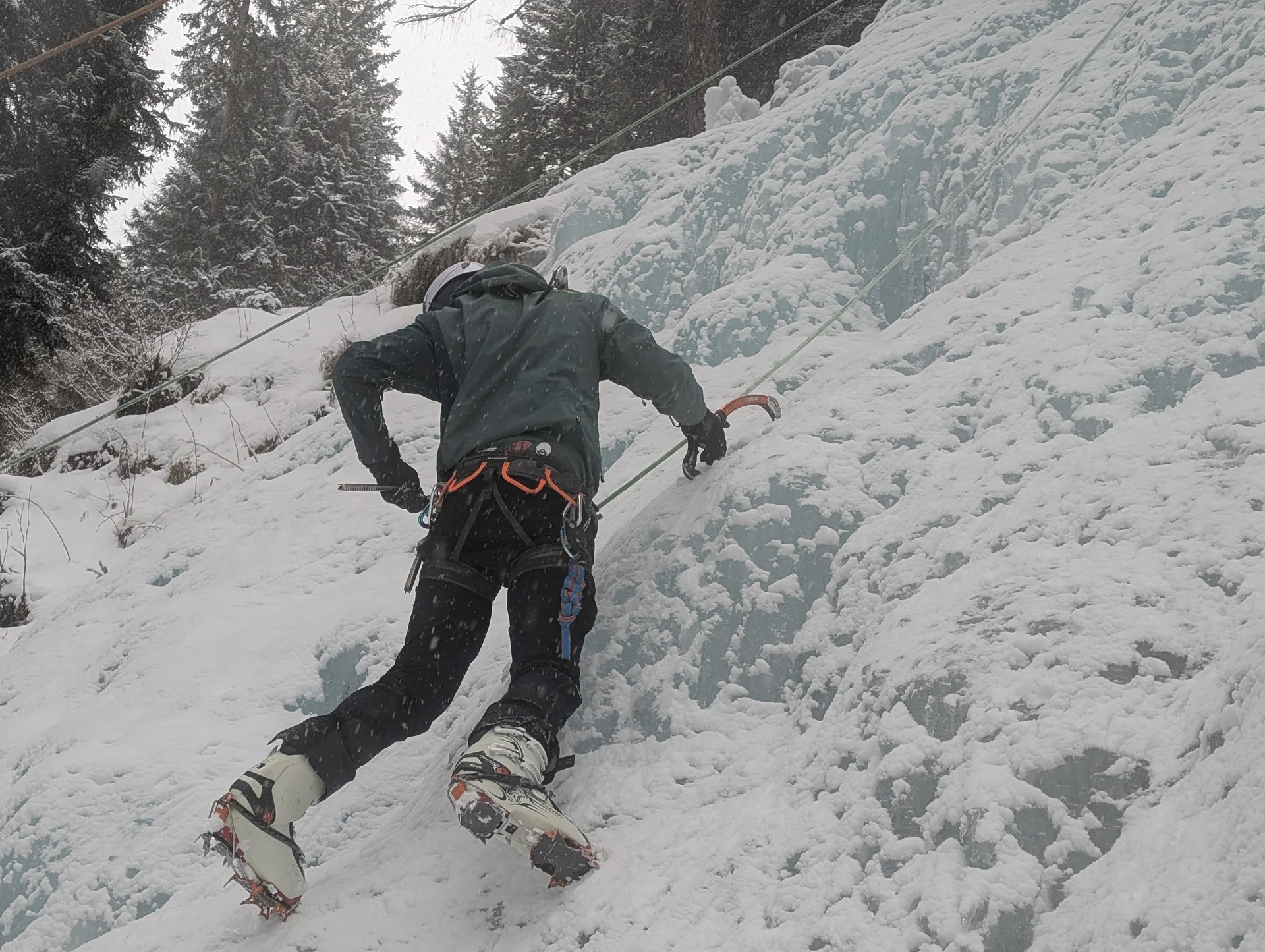 EK Eiskletterkurs Eispark Osttirol | © DAV Gangkofen/Martin Götz - Eiskletterkurs - Leon beim Setzen von Eisschrauben