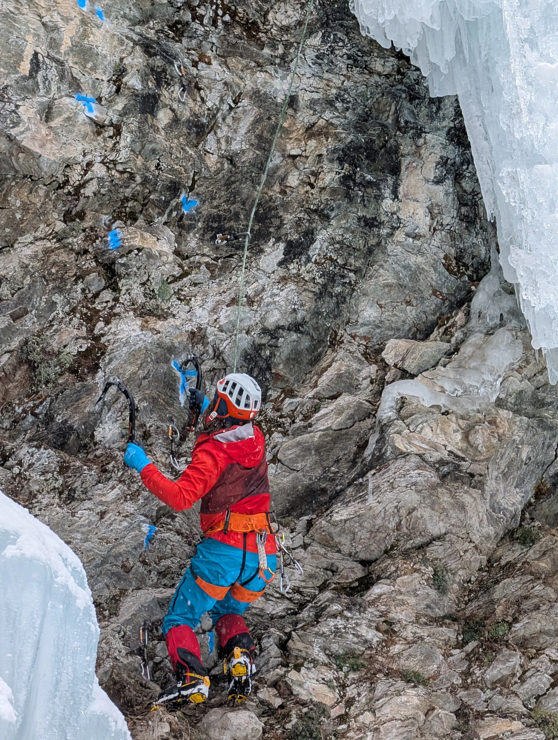 EK Eiskletterkurs Eispark Osttirol | © DAV Gangkofen/Martin Götz - Eiskletterkurs - Pablo in einer Mixed Route