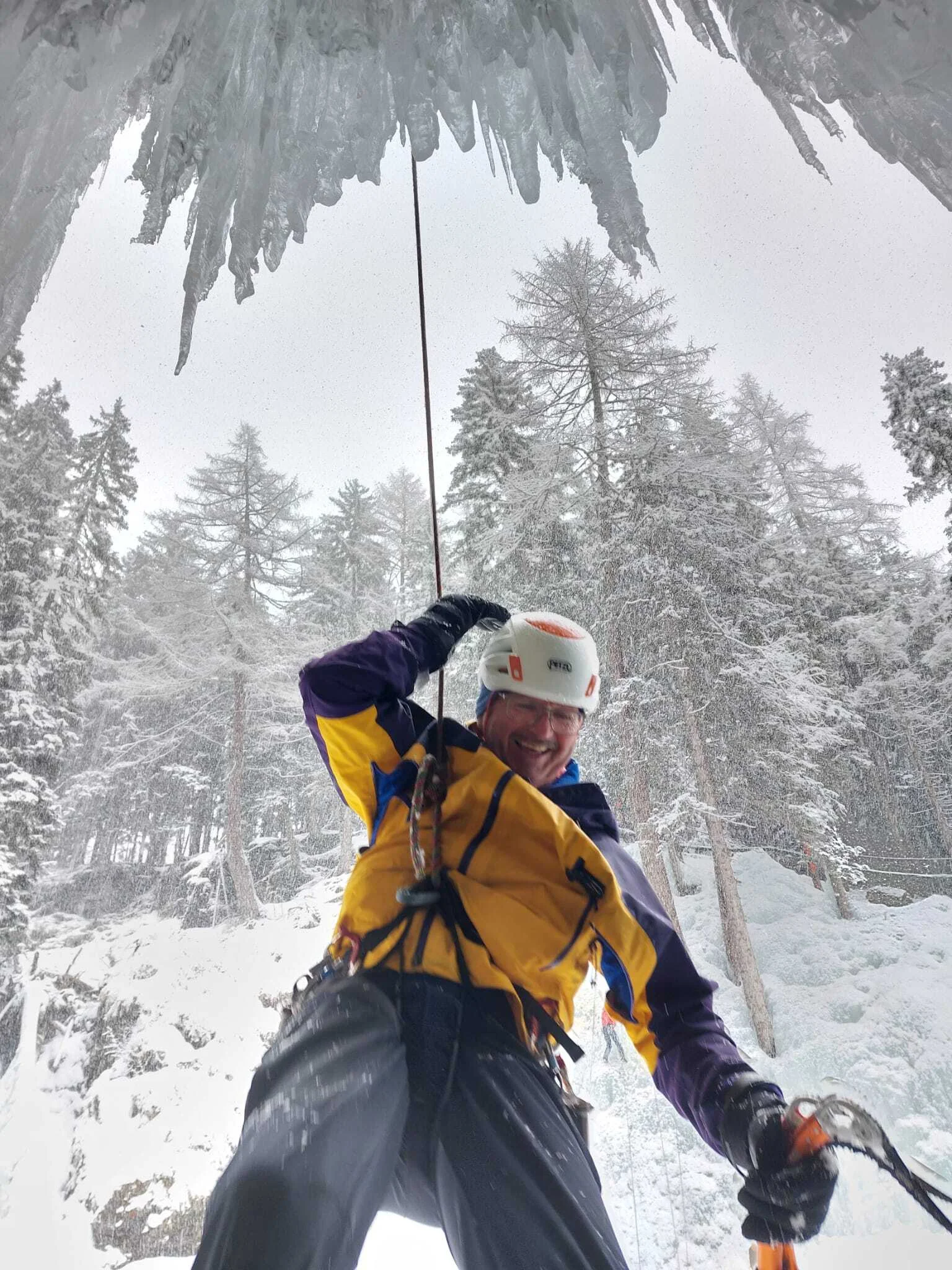 EK Eiskletterkurs Eispark Osttirol | © DAV Gangkofen/Tobias Stampfl - Eiskletterkurs - Martin beim Abseilen