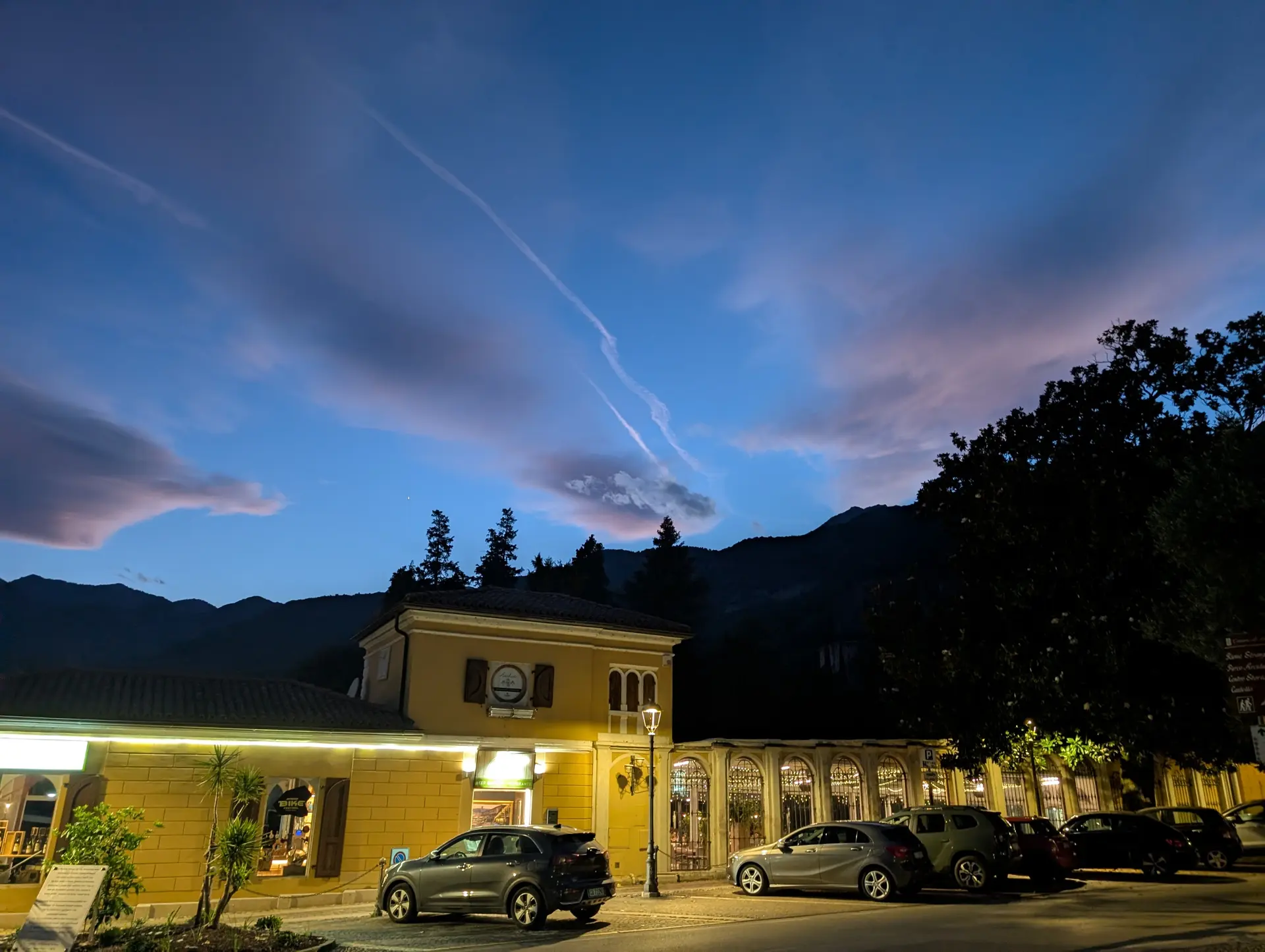 KS Einführungskurs I | © DAV Gangkofen/Martin Götz_KS Einführungskurs I_1.Tag_Abendleuchten über unserem Restaurant