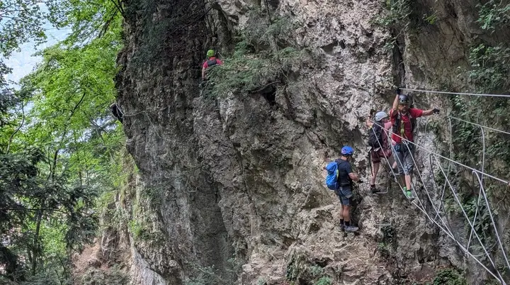 KS Einführungskurs I | © DAV Gangkofen/Martin Götz_KS Einführungskurs I_3.Tag_KS Val del Ri_Auf der zweiten Seilbrücke