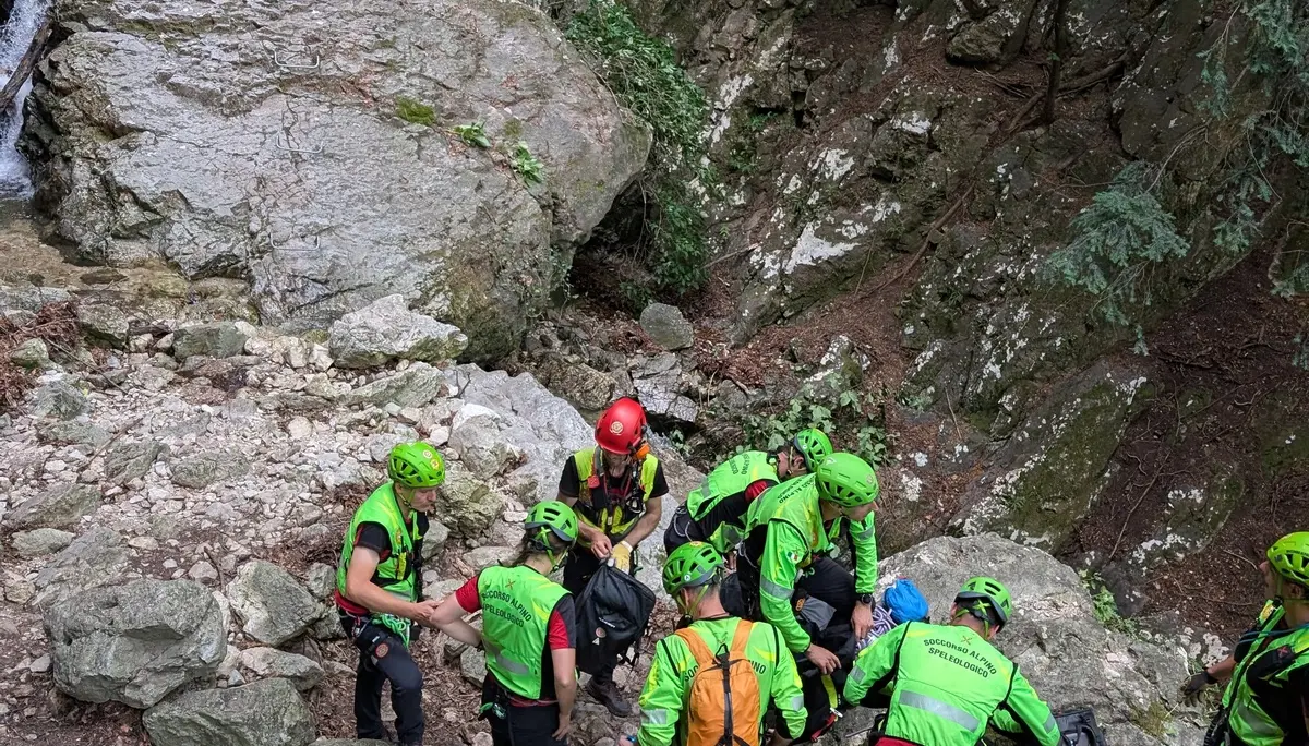 KS Einführungskurs I | © DAV Gangkofen/Martin Götz_KS Einführungskurs I_3.Tag_KS Val del Ri_Bergwacht-Mannschaft nach Ende des Einsatzes
