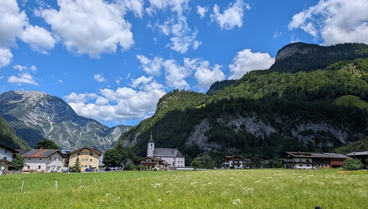 KS Einführungskurs II_1_2_Weißbach bei Lofer_Dahinter der AV-Klettergarten mit Klettersteig_ | © DAV Gangkofen/Martin Götz_KS Einführungskurs II_1_2_Weißbach bei Lofer_Dahinter der AV-Klettergarten mit Klettersteig