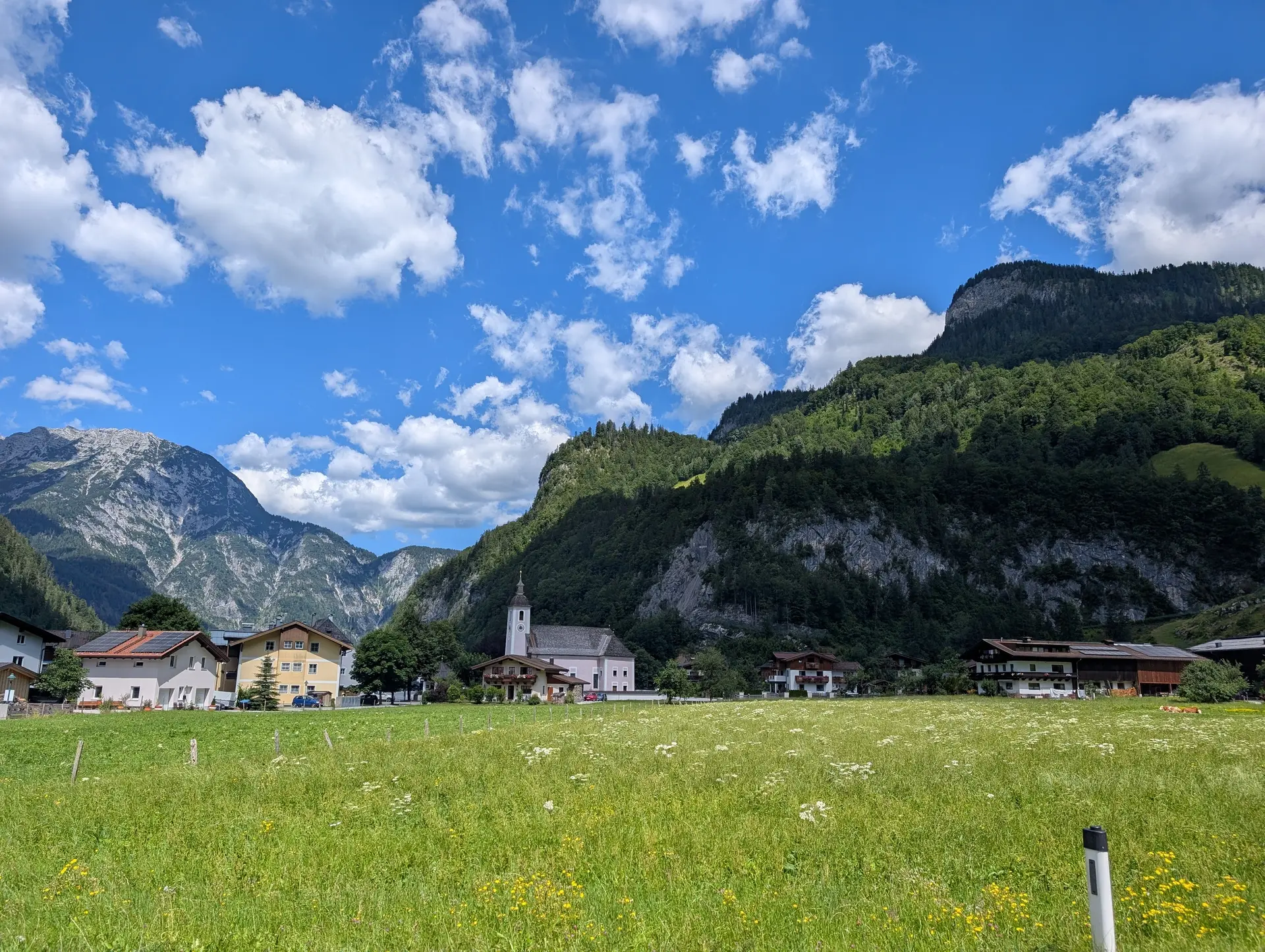 KS Einführungskurs II_1_2_Weißbach bei Lofer_Dahinter der AV-Klettergarten mit Klettersteig_ | © DAV Gangkofen/Martin Götz_KS Einführungskurs II_1_2_Weißbach bei Lofer_Dahinter der AV-Klettergarten mit Klettersteig