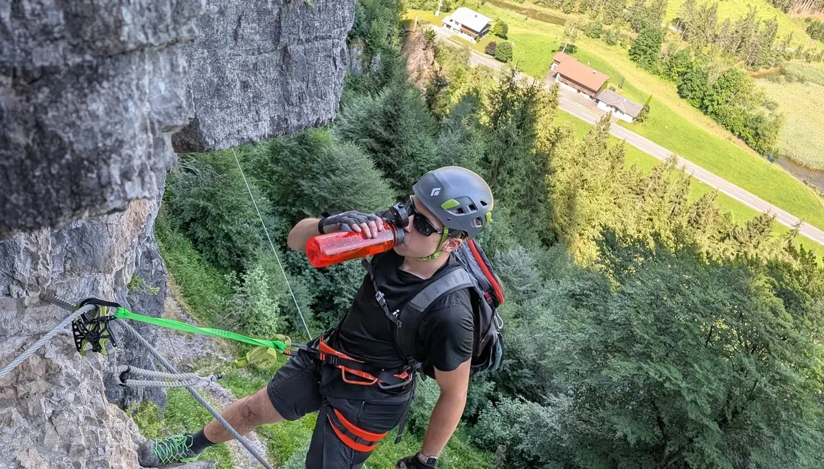 KS Einführungskurs II_1_3_Adolari 4_Trinkpause im Steig_ | © DAV Gangkofen/Martin Götz_KS Einführungskurs II_1_3_Adolari 4_Trinkpause im Steig