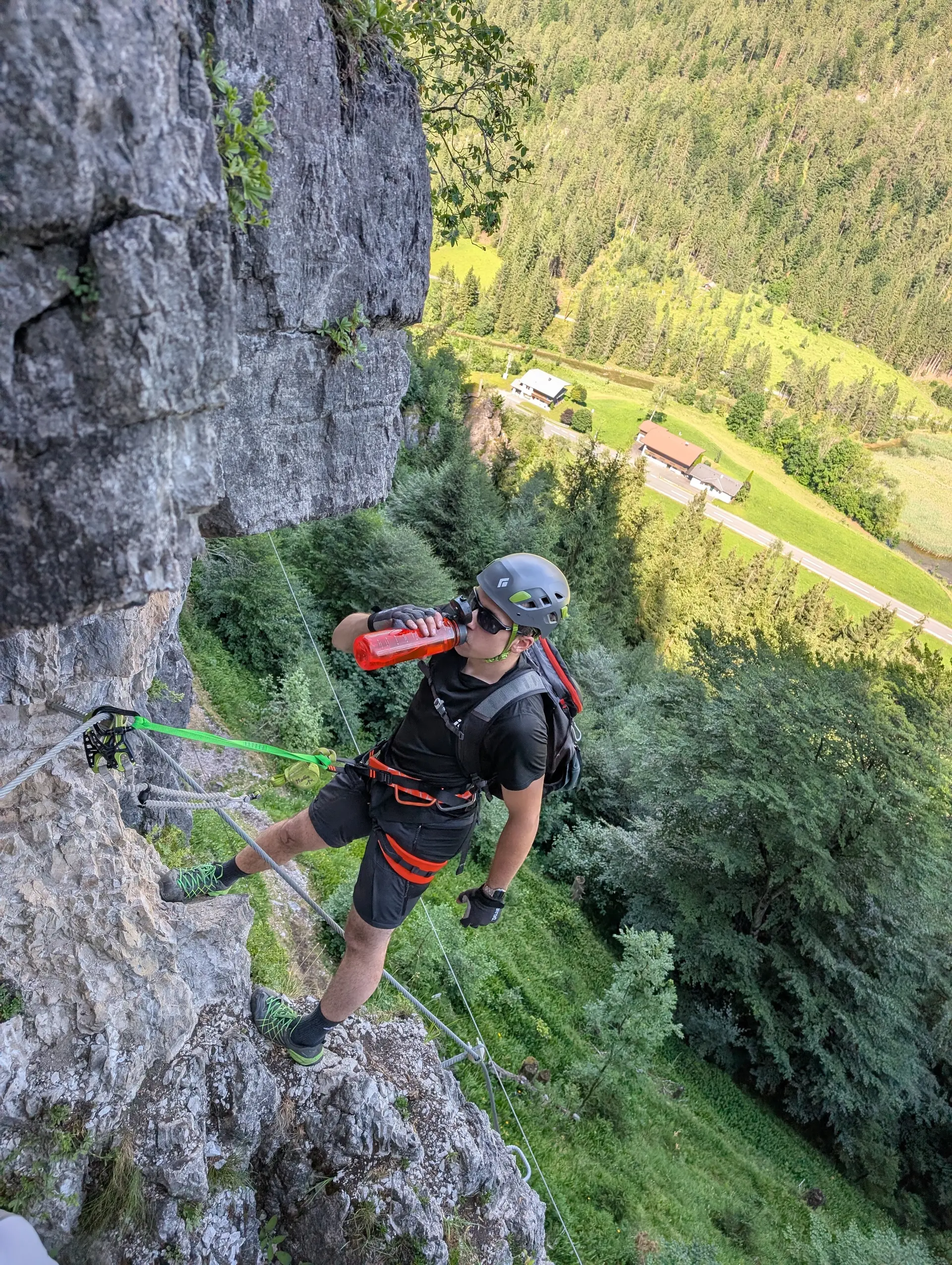 KS Einführungskurs II_1_3_Adolari 4_Trinkpause im Steig_ | © DAV Gangkofen/Martin Götz_KS Einführungskurs II_1_3_Adolari 4_Trinkpause im Steig