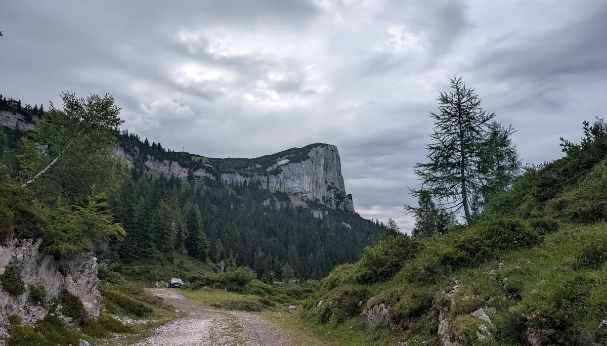 KS Einführungskurs II_2_KS S'Schustagangl_Zustieg_Blick auf Steinplatte_ | © DAV Gangkofen/Martin Götz_KS Einführungskurs II_2_KS S'Schustagangl_Zustieg_Blick auf Steinplatte