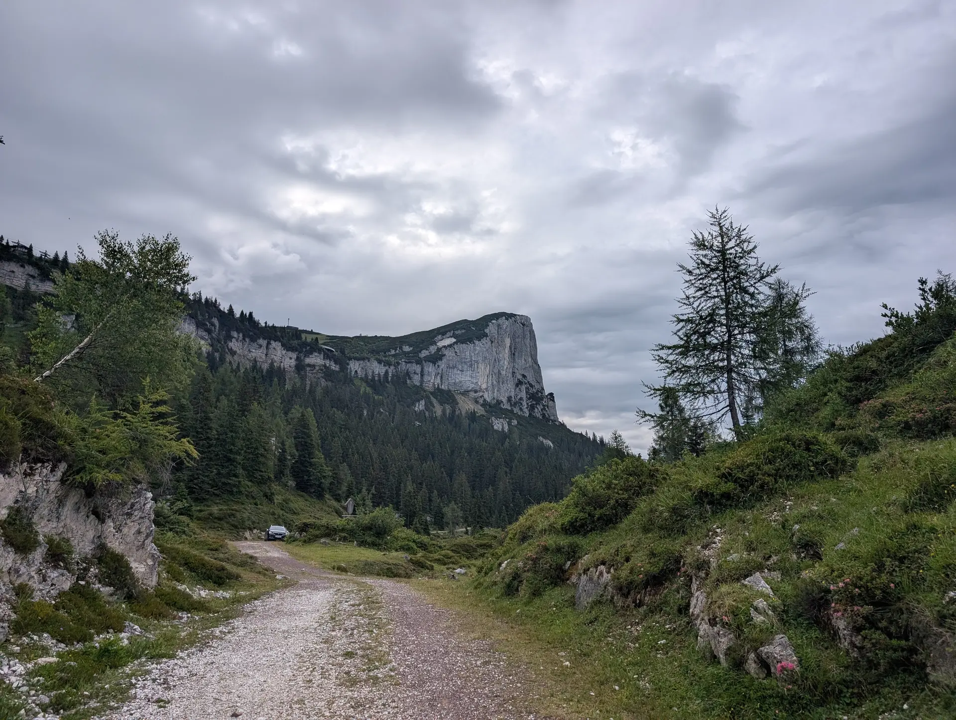 KS Einführungskurs II_2_KS S'Schustagangl_Zustieg_Blick auf Steinplatte_ | © DAV Gangkofen/Martin Götz_KS Einführungskurs II_2_KS S'Schustagangl_Zustieg_Blick auf Steinplatte