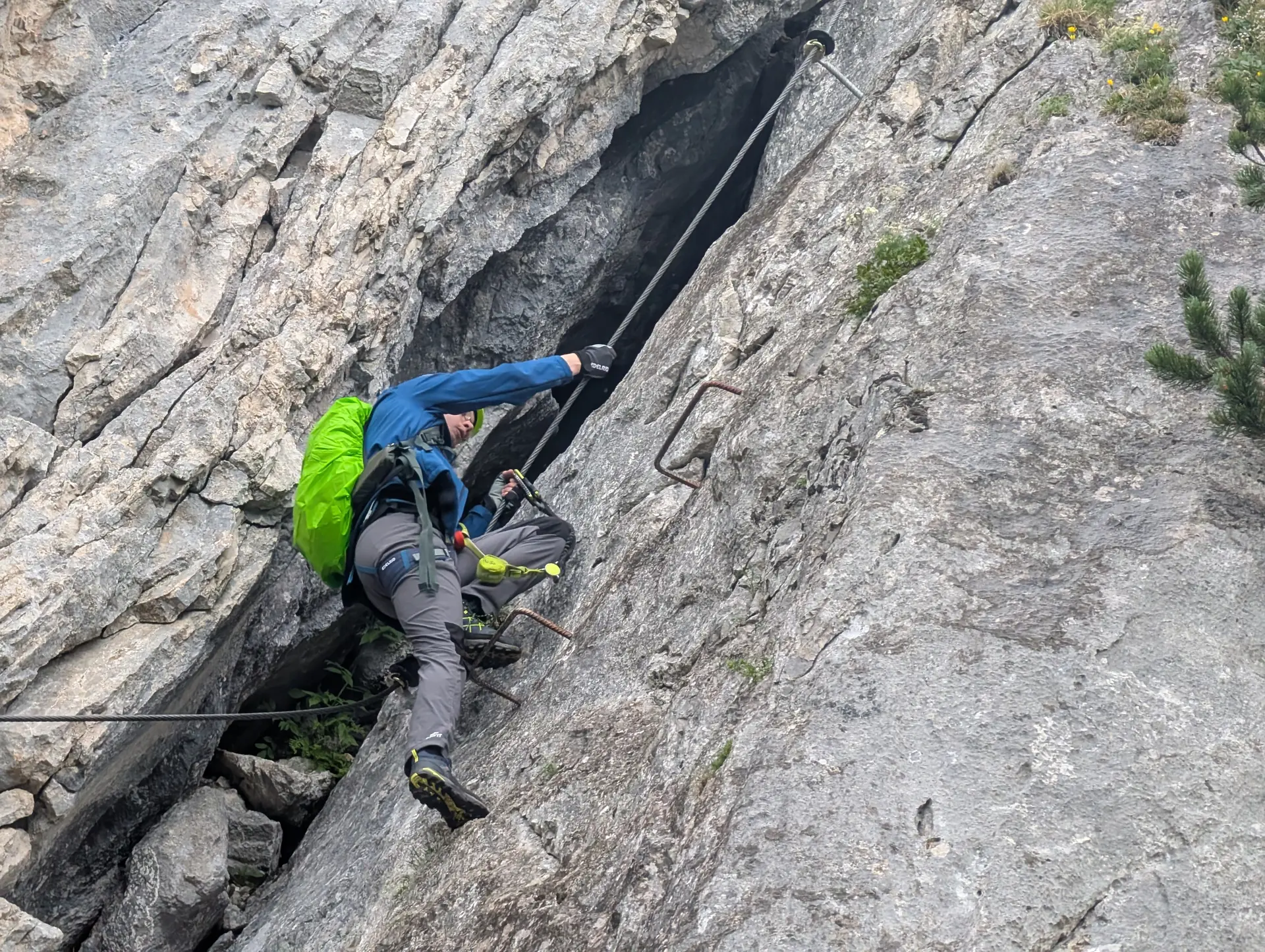 KS Einführungskurs II_2_KS S'Schustagangl_Auf der durch Nässe rutschigen Platte_ | © DAV Gangkofen/Martin Götz_KS Einführungskurs II_2_KS S'Schustagangl_Auf der durch Nässe rutschigen Platte