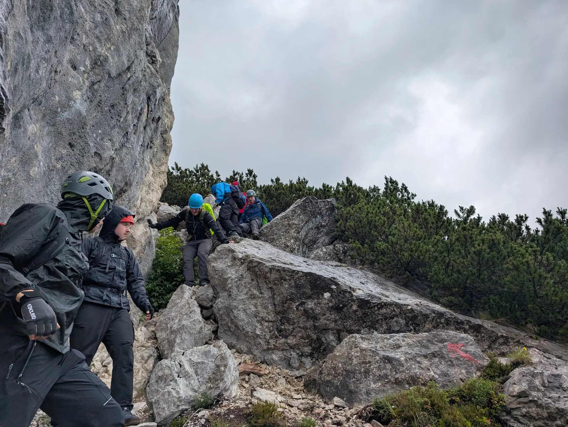 KS Einführungskurs II_2_Abstieg_Zettensteig_Stelle mit brüchigem Blockgestein_ | © DAV Gangkofen/Martin Götz_KS Einführungskurs II_2_Abstieg_Zettensteig_Stelle mit brüchigem Blockgestein