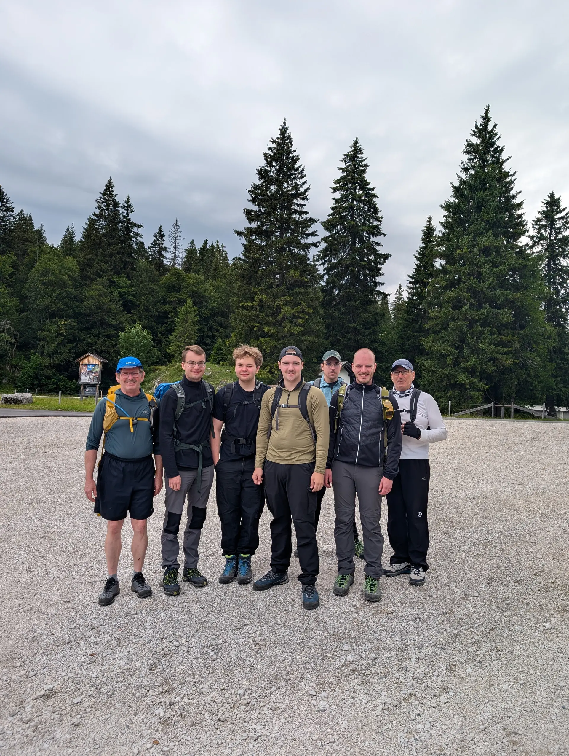 KS Einführungskurs II_2_KS S'Schustagangl_Gruppenfoto am Parkplatz II_ | © DAV Gangkofen/Martin Götz_KS Einführungskurs II_2_KS S'Schustagangl_Gruppenfoto am Parkplatz II