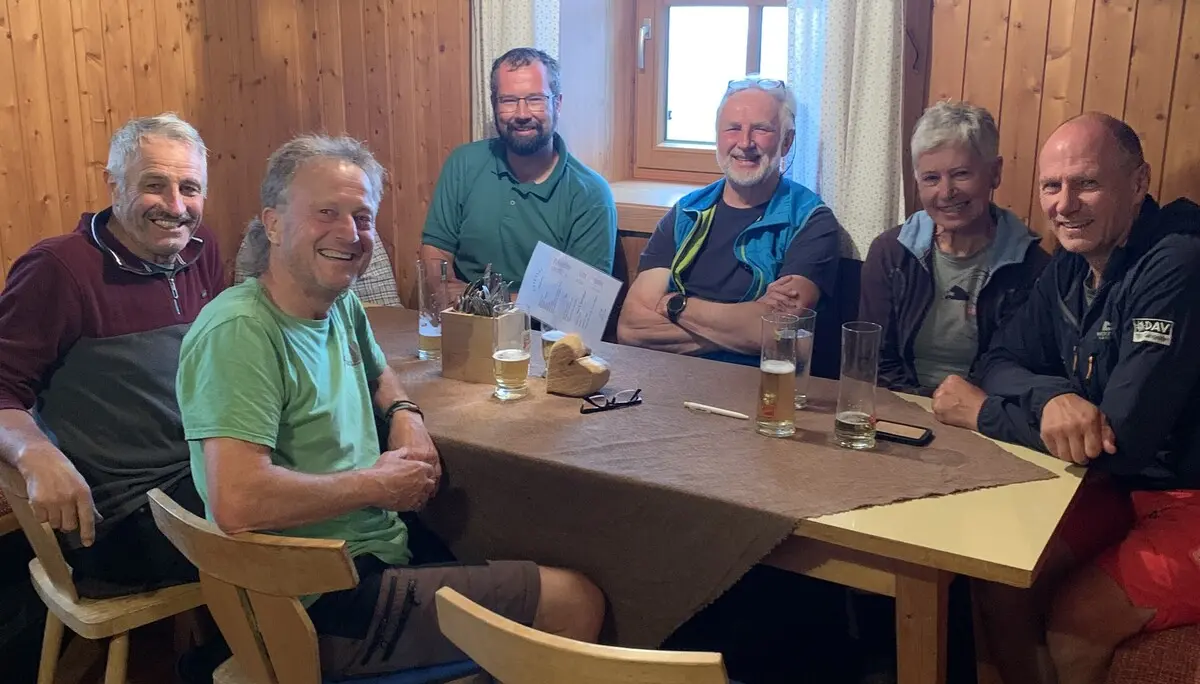 © (DAV Gangkofen) Umweltbaustelle Gleiwitzer Hütte, in der Gaststube