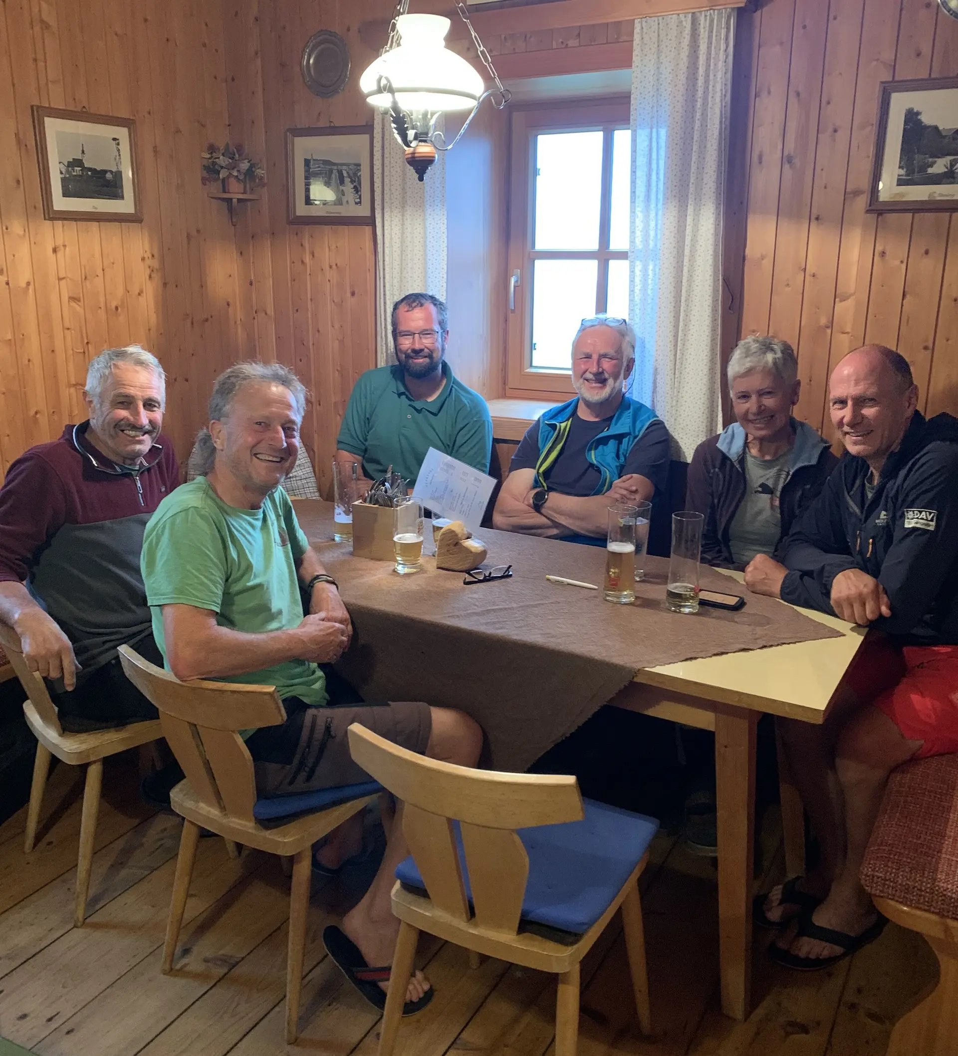 © (DAV Gangkofen) Umweltbaustelle Gleiwitzer Hütte, in der Gaststube
