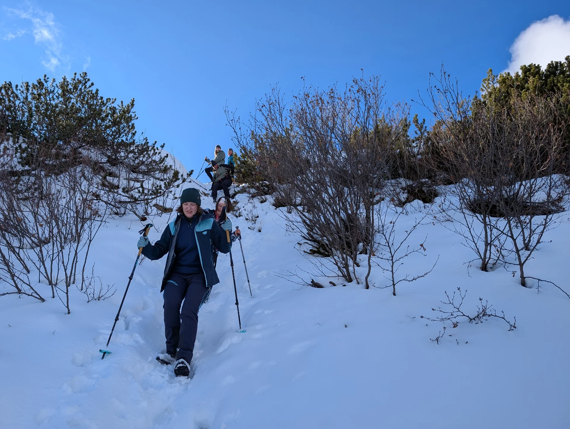 SSW Kühkranz | © DAV Gangkofen/Martin Götz - Steiler Abstieg vom Gipfel zu Fuß