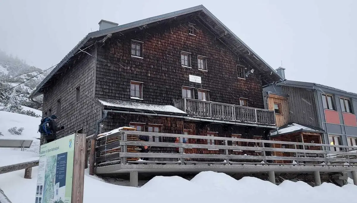 SSW Stahlhaus Vollmondtour | © DAV Gangkofen/Martin Schnellberger_SSW Stahlhaus Vollmondtour_Stahlhaus noch im Tageslicht