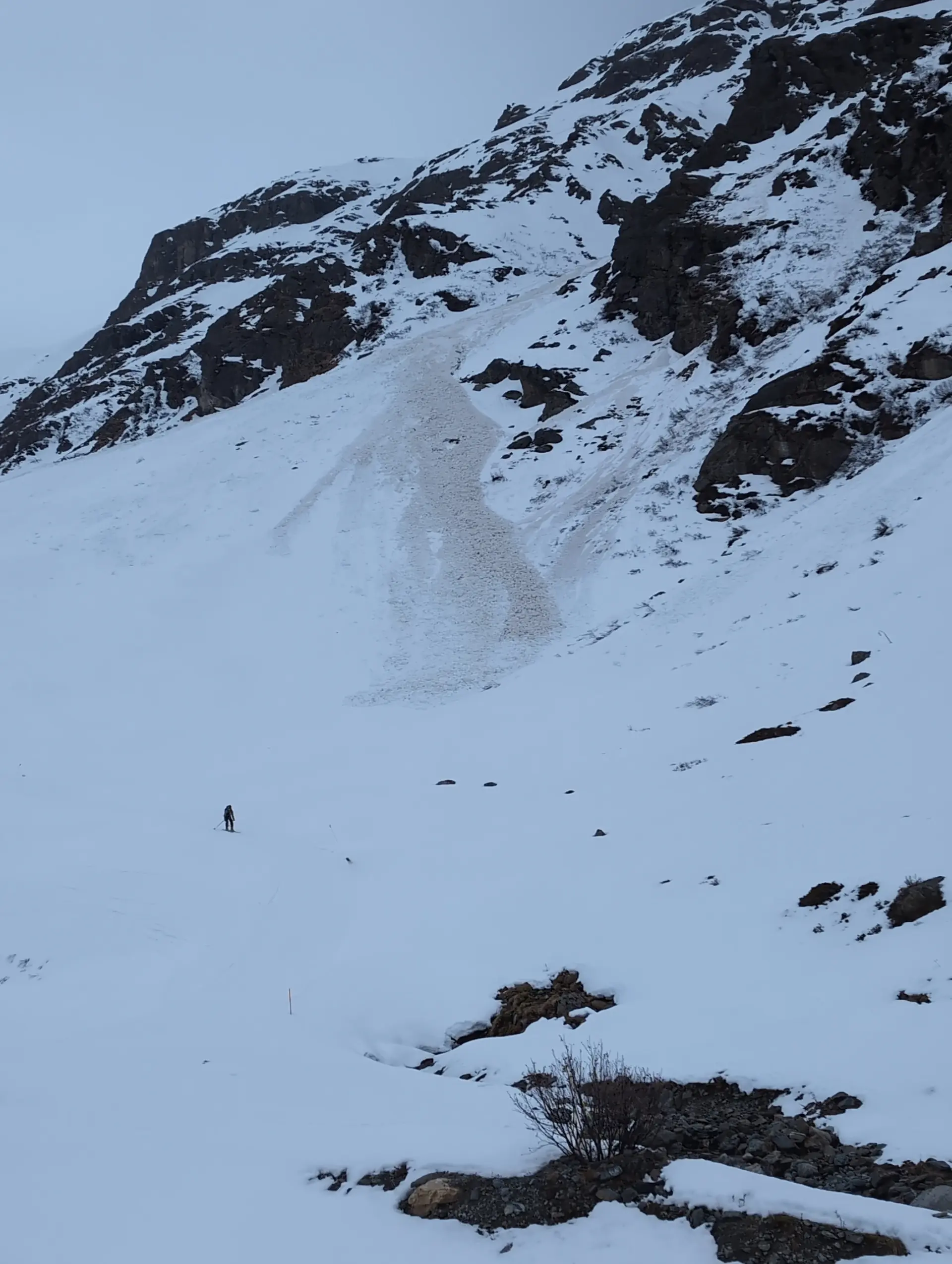 1. Tag_Skifahrer im Lawinengebiet | © DAV Gangkofen/Martin Götz_SSW Jamtalhütte_1. Tag_Skifahrer im Lawinengebiet