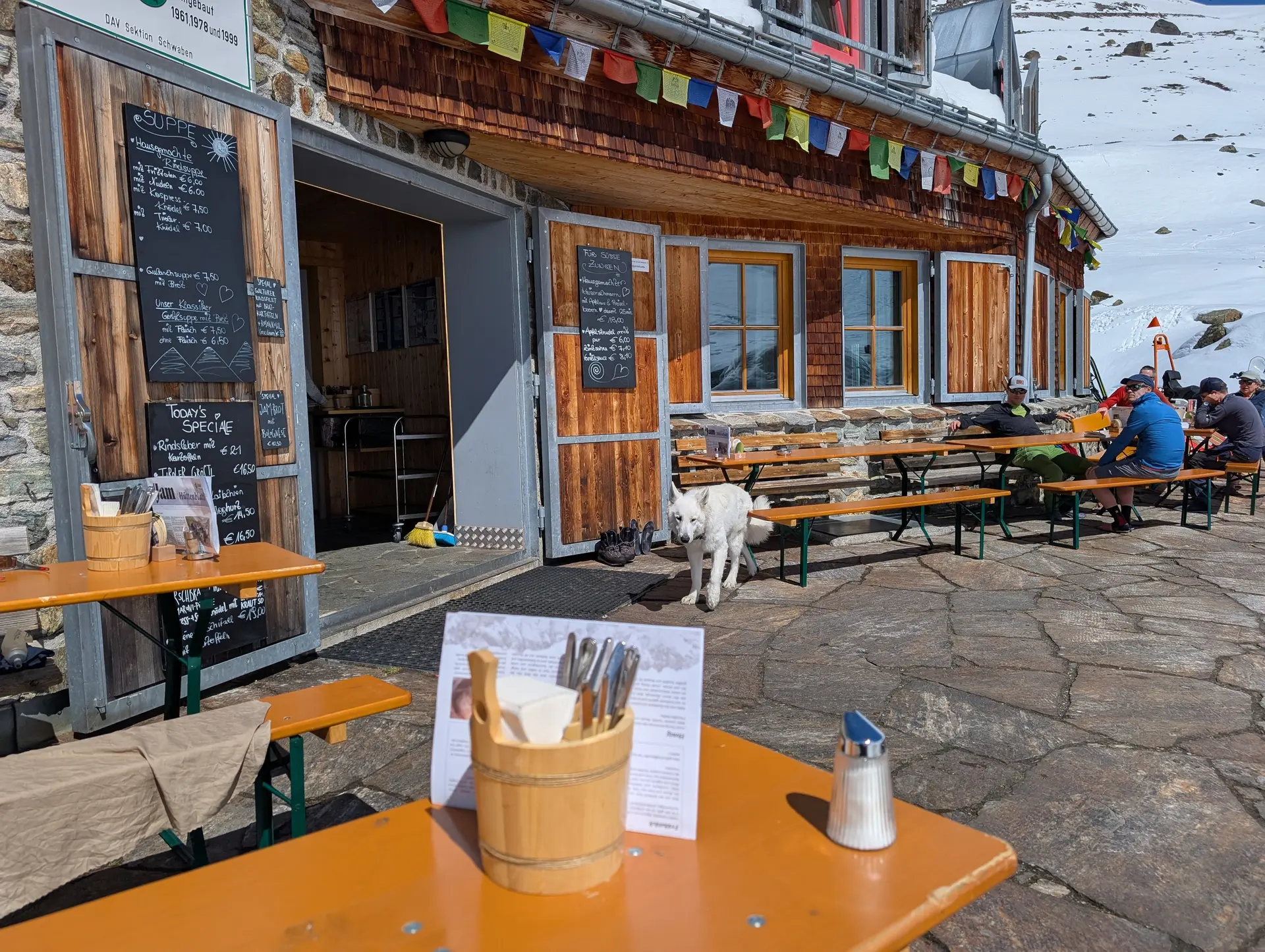 2. Tag_Rückkehr_Empfang durch Hüttenhund | © DAV Gangkofen/Martin Götz_SSW Jamtalhütte_2. Tag_Rückkehr_Empfang durch Hüttenhund