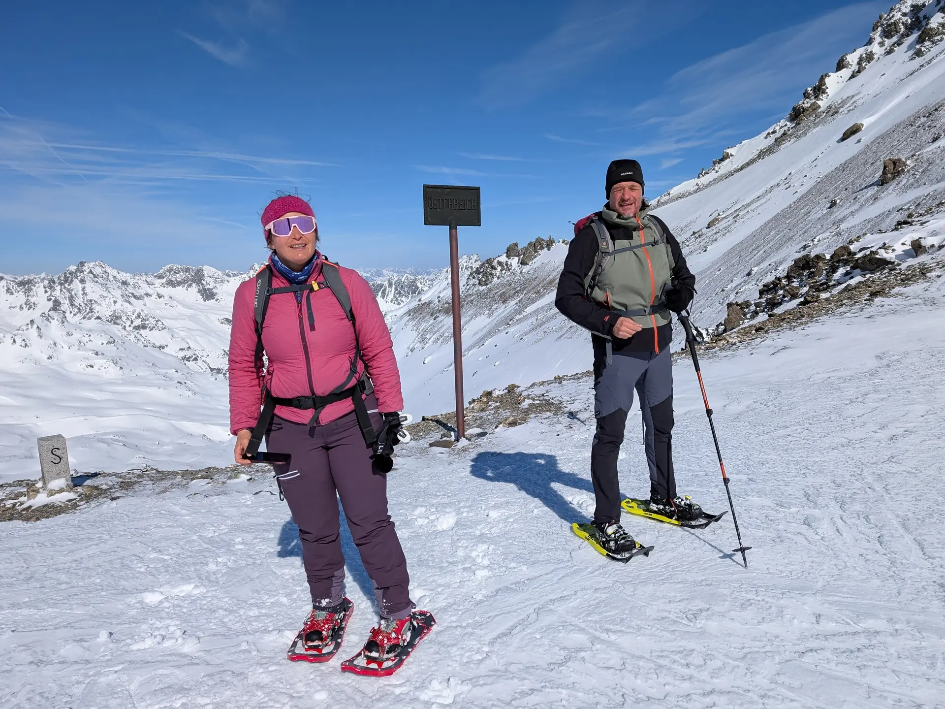 2. Tag_Aufstieg_Kurze Verschnaufpause am Joch | © DAV Gangkofen/Martin Götz_SSW Jamtalhütte_2. Tag_Aufstieg_Kurze Verschnaufpause am Joch