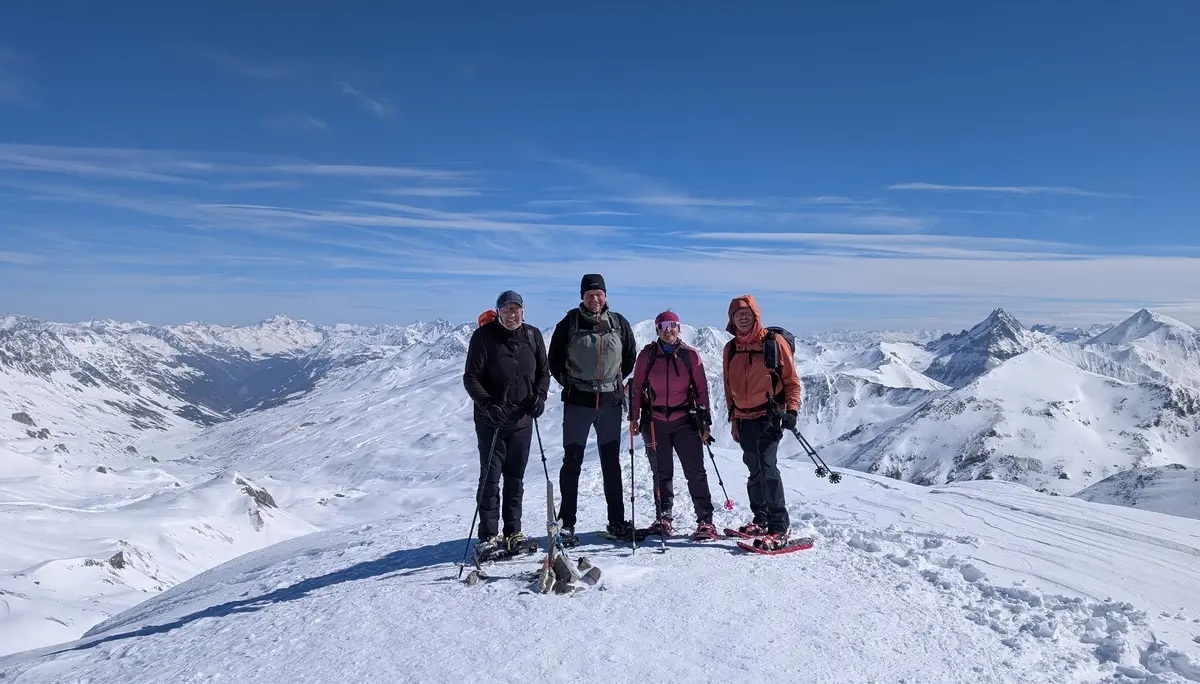 2. Tag_Gipfelfoto Breite Krone | © DAV Gangkofen/Martin Götz_SSW Jamtalhütte_2. Tag_Gipfelfoto Breite Krone