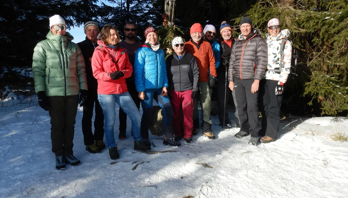 © (DAV-Gangkofen) Die Gruppe vor dem Gipfelkreuz am Teisenberg