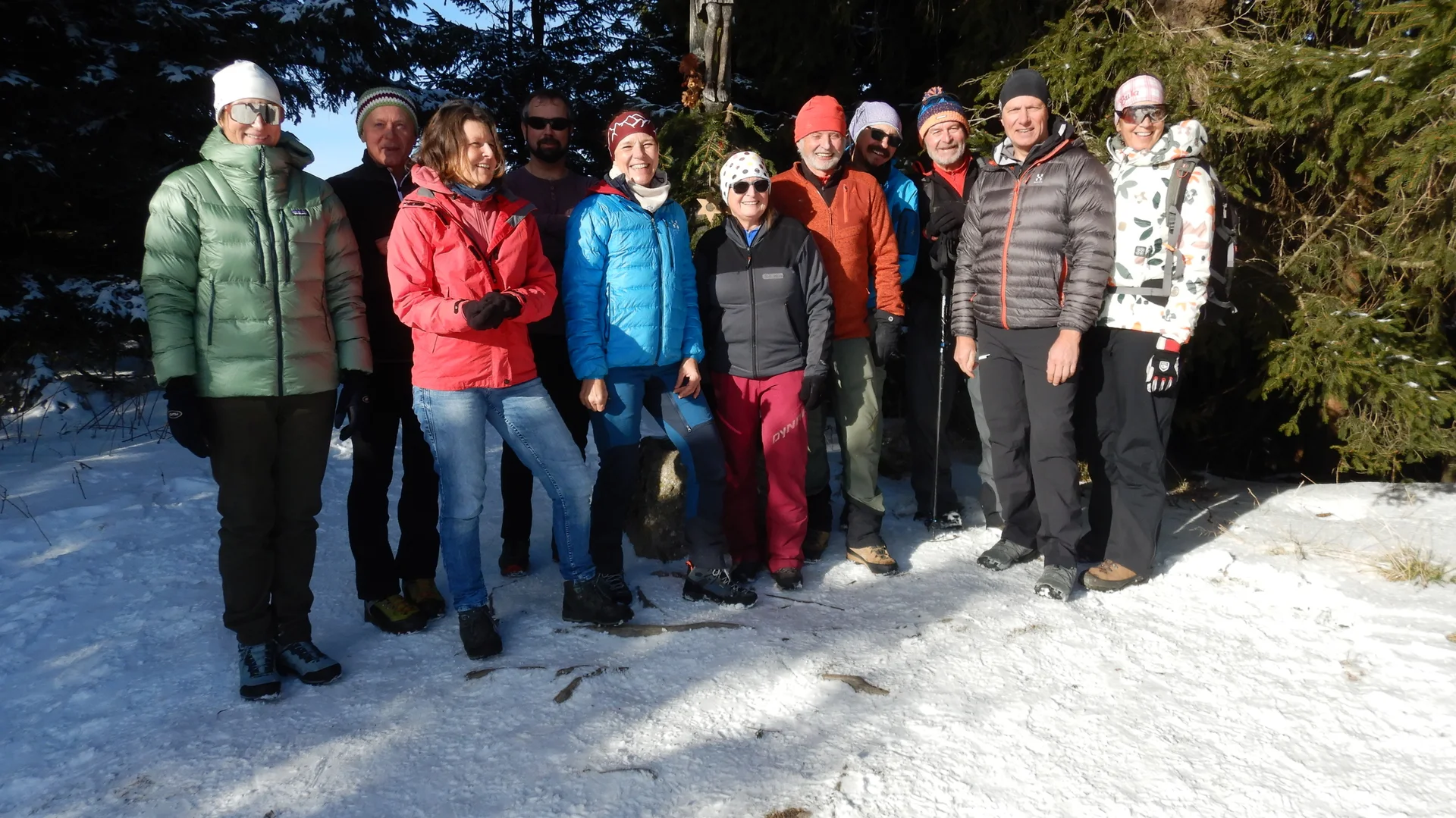 © (DAV-Gangkofen) Die Gruppe vor dem Gipfelkreuz am Teisenberg