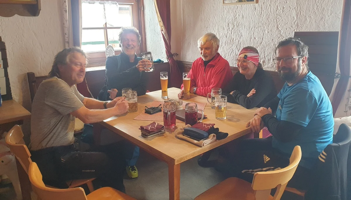 © (DAV Gangkofen) in der Gaststube