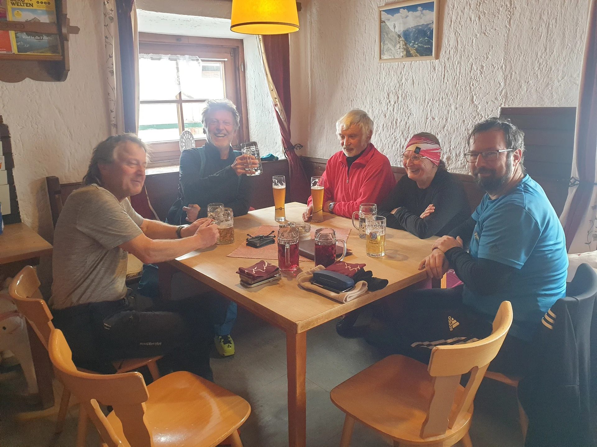 © (DAV Gangkofen) in der Gaststube