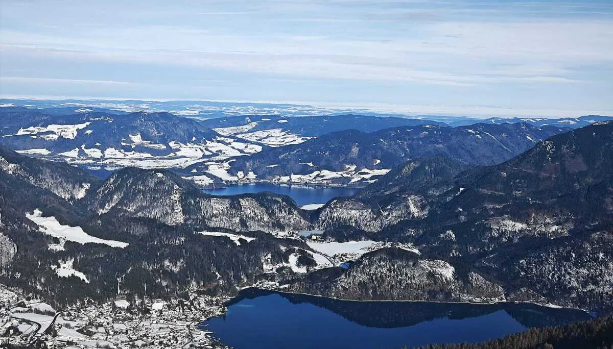 © (DAV Gangkofen) Unten links Sankt Gilgen, rechts davon Wolfgangssee, dahinter Mondsee