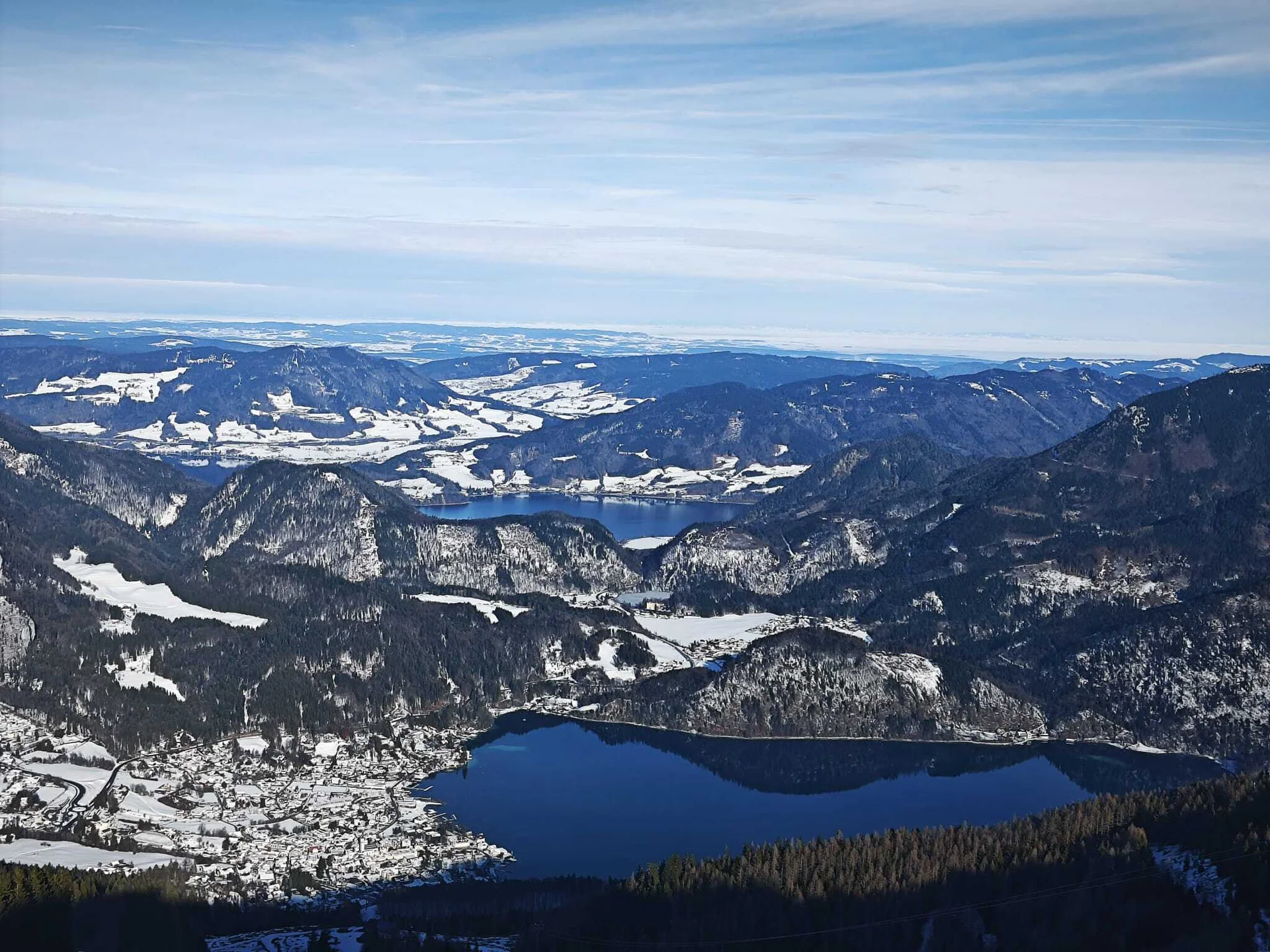 © (DAV Gangkofen) Unten links Sankt Gilgen, rechts davon Wolfgangssee, dahinter Mondsee