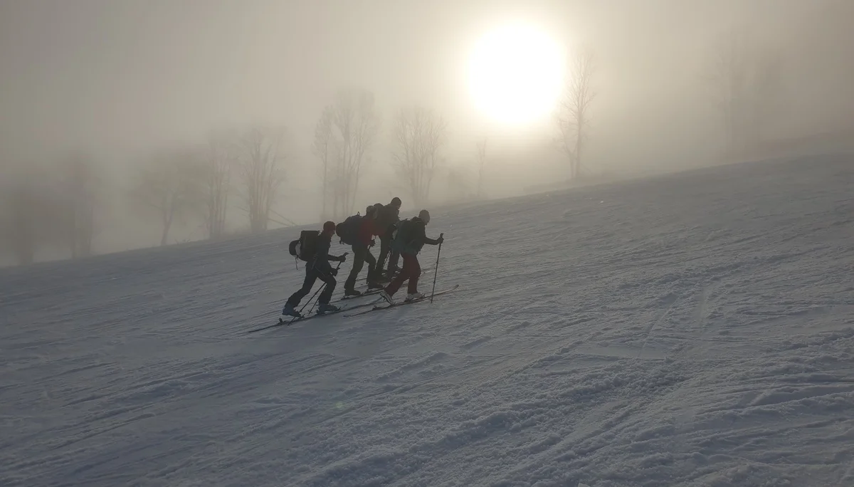 © (DAV Gangkofen) Anfangs noch im Nebel