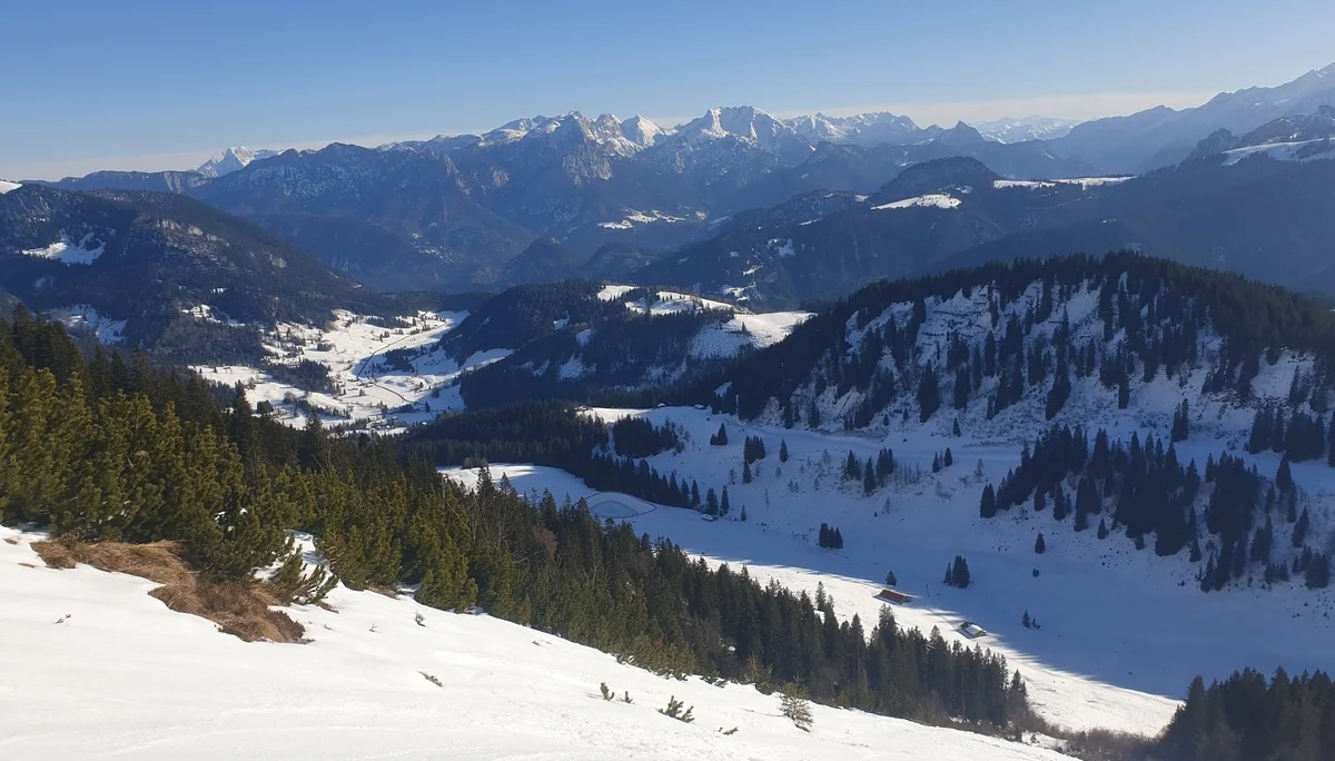 © (DAV Gangkofen) unten links Heutal, rechts Skipiste Heutal