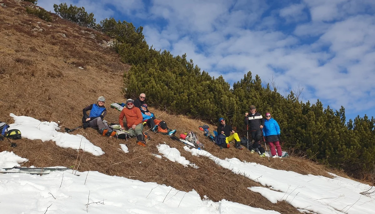 © (DAV Gangkofen) Brotzeit beim Farmauriedel