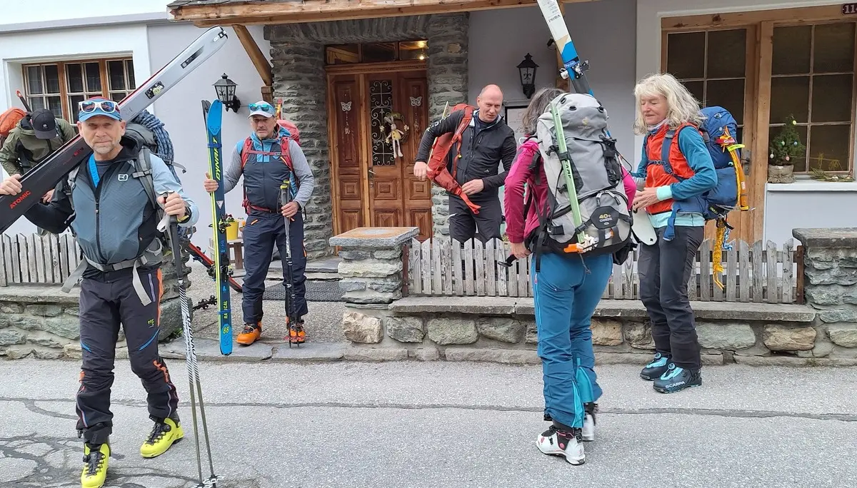 © (DAV-Gangkofen) - Aufbruch vom Hotel Eden