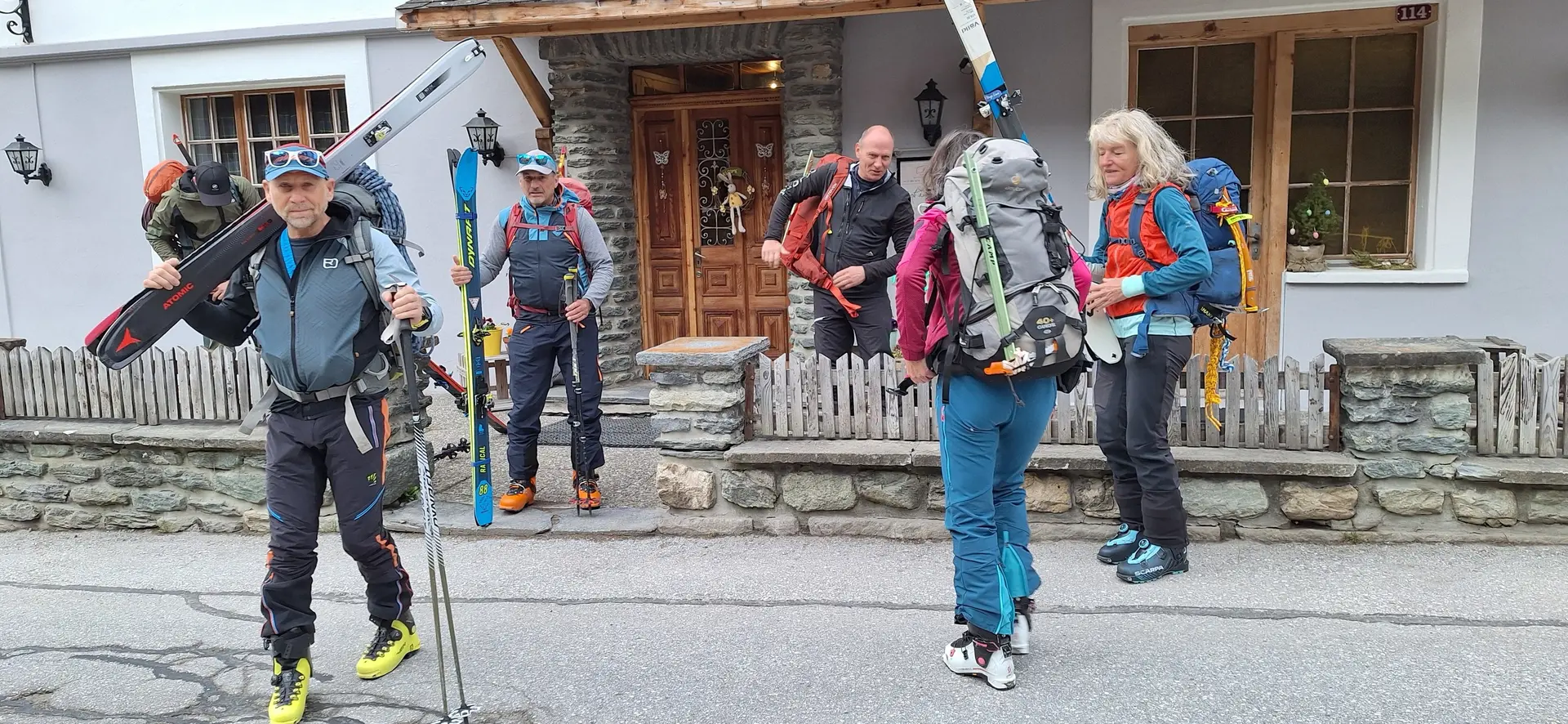 © (DAV-Gangkofen) - Aufbruch vom Hotel Eden