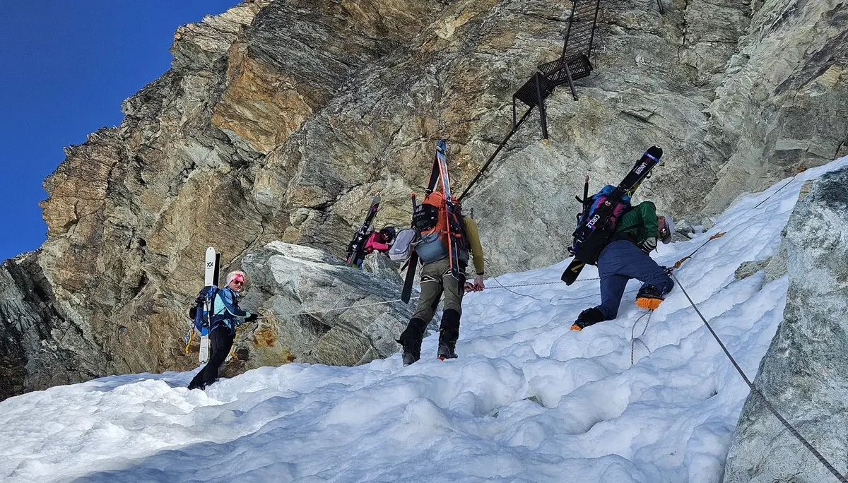 © (DAV-Gangkofen) - über Fixseile hinunter