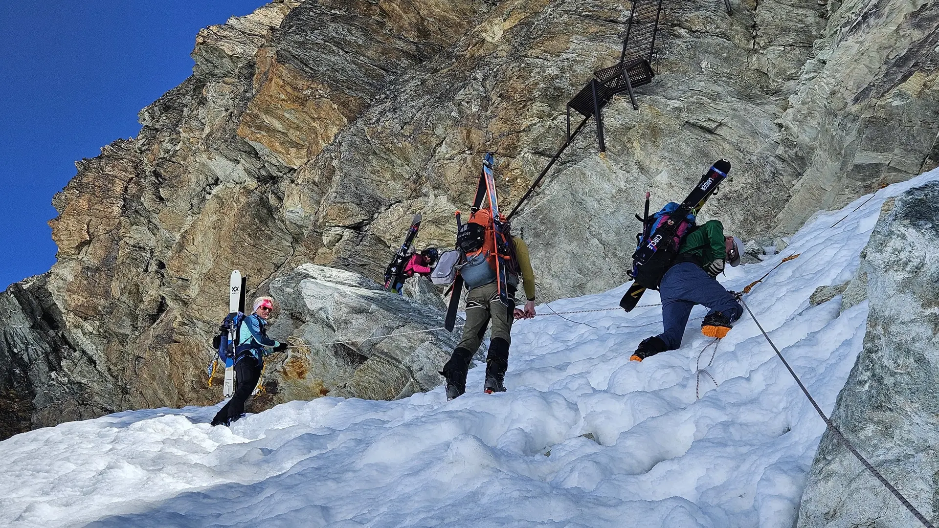 © (DAV-Gangkofen) - über Fixseile hinunter