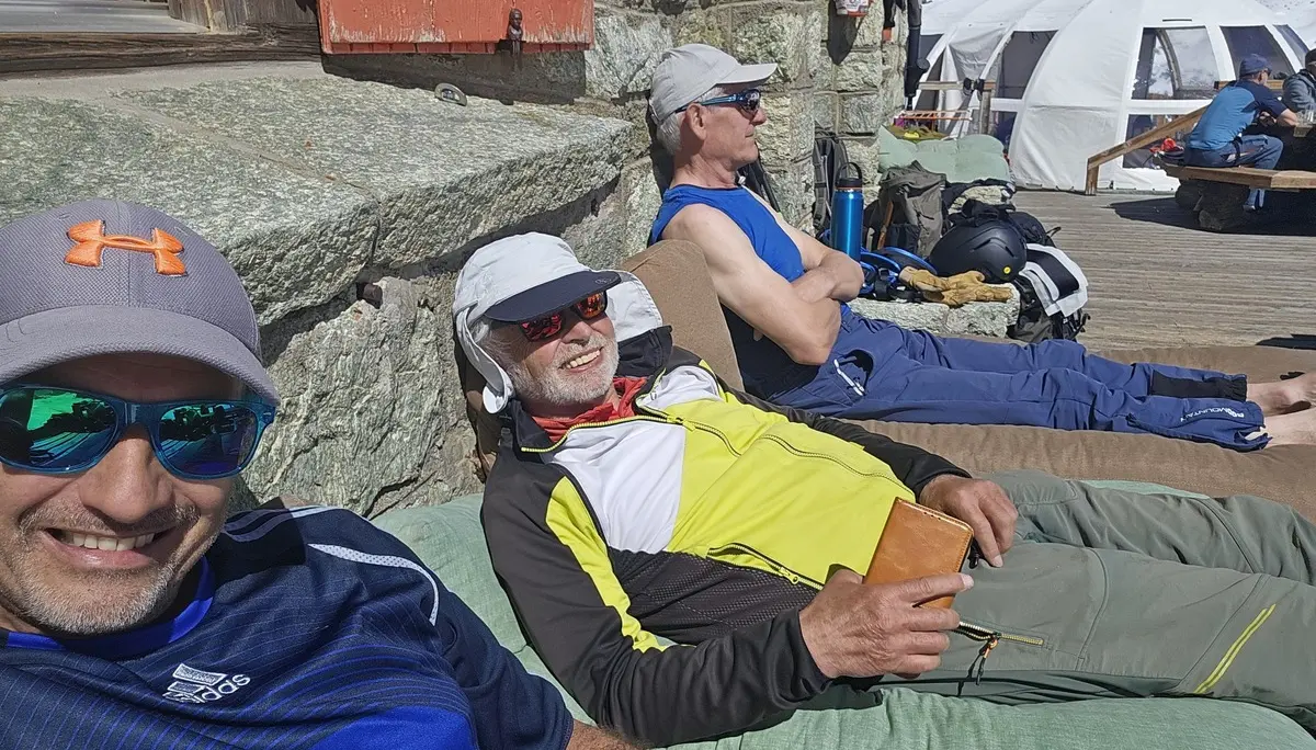 © (DAV-Gangkofen) - Sonne tanken vor der Hütte