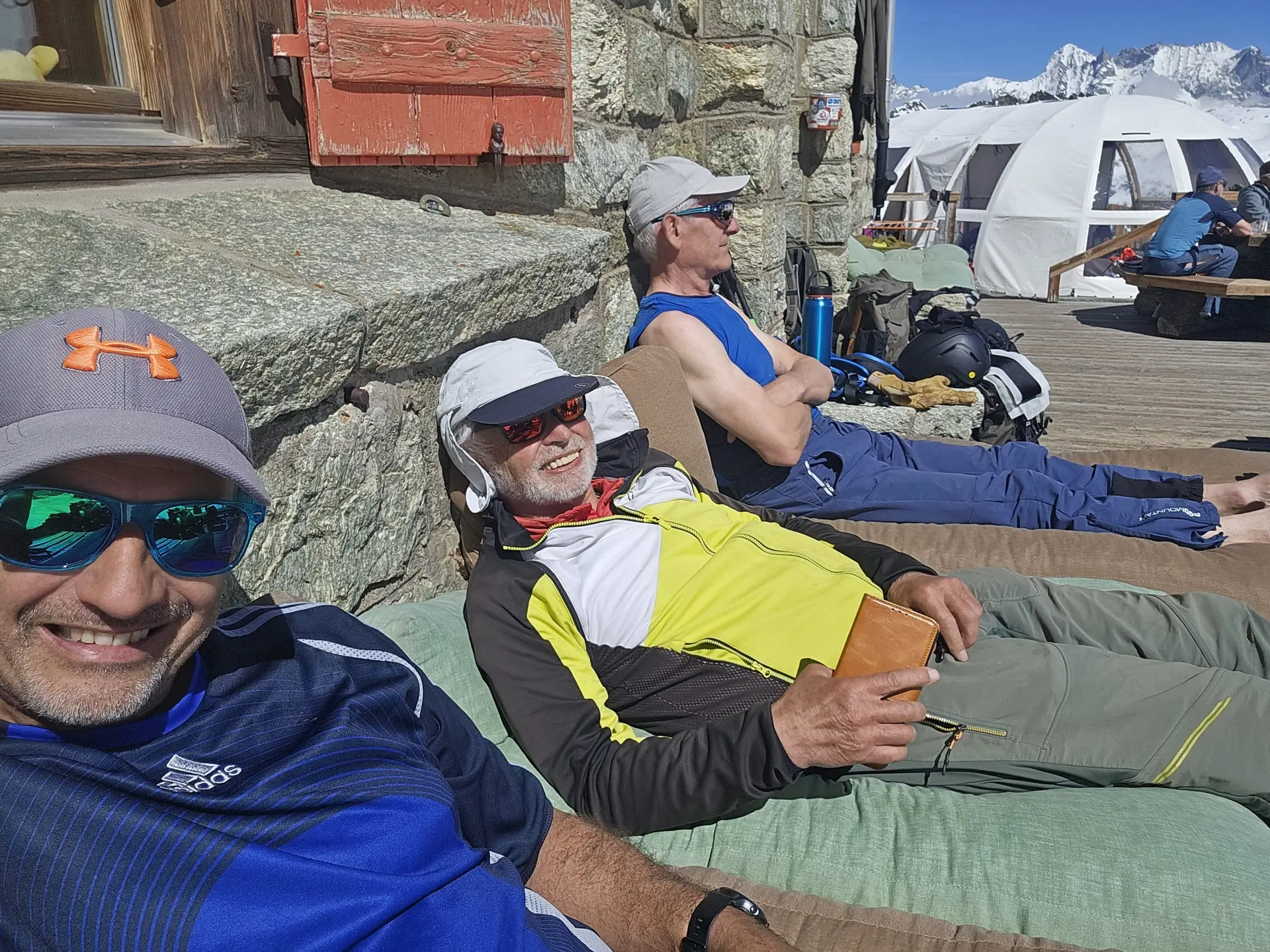 © (DAV-Gangkofen) - Sonne tanken vor der Hütte