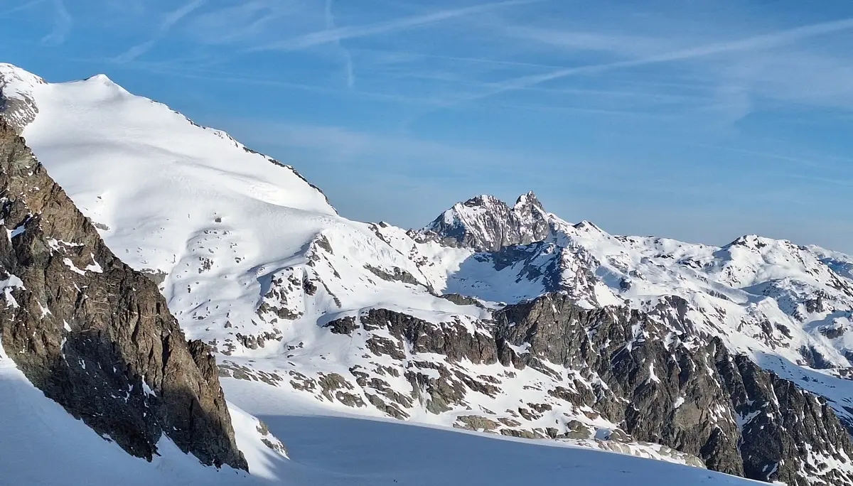 © (DAV-Gangkofen) - Pigne d'Arolla (3790) und Hütte