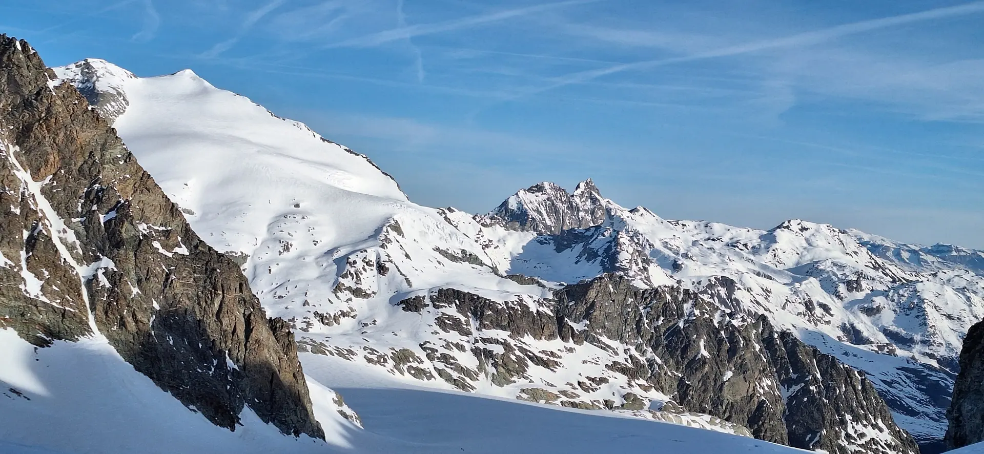© (DAV-Gangkofen) - Pigne d'Arolla (3790) und Hütte
