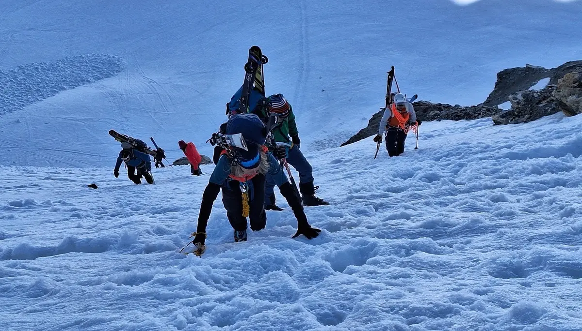 © (DAV-Gangkofen) - mit Pickel und Steigeisen geht es 150Hm hinauf zum  Col du Mont Brulé (3213) 