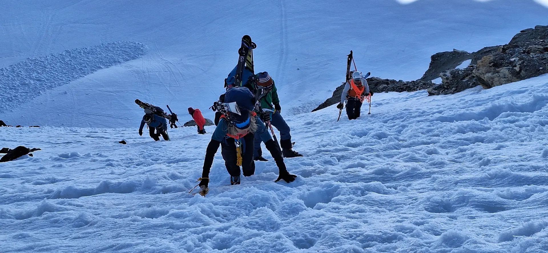© (DAV-Gangkofen) - mit Pickel und Steigeisen geht es 150Hm hinauf zum  Col du Mont Brulé (3213) 